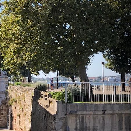 Cozy Apartment Overlooking The City Walls Zadar Exteriör bild